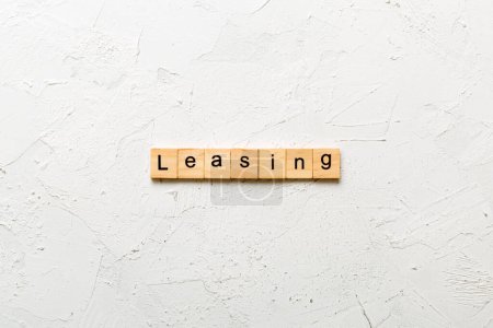 Leasing-Wort auf Holzblock geschrieben. Leasing-Text auf dem Tisch, Konzept.