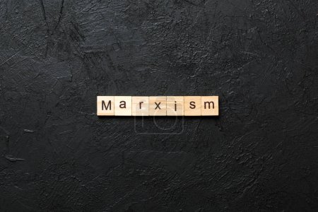 Marxismus Wort auf Holzblock geschrieben. Marxismus-Text auf dem Tisch, Konzept.