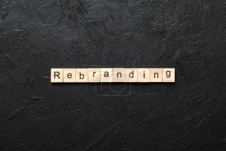 palabra de cambio de marca escrita en bloque de madera. rebranding texto sobre tabla, concepto.