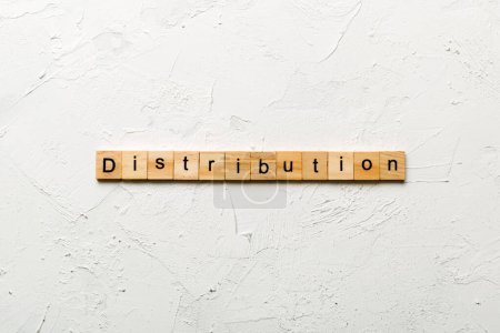 mot de distribution écrit sur bloc de bois. texte de distribution sur table, concept.