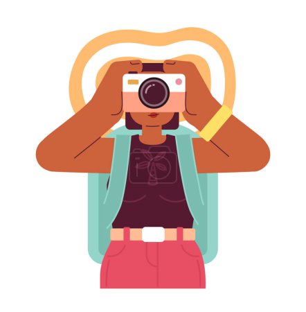 Ilustración de Mujer viajero captura de recuerdos de vacaciones en la cámara semi plana colorido personaje vectorial. Persona de medio cuerpo editable en blanco. Ilustración simple de dibujos animados para el diseño gráfico web y la animación - Imagen libre de derechos
