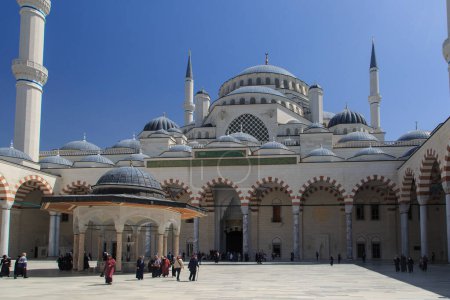 Foto de Patio interno (Avlu) y shadirvan (fuente) de la Mezquita de Camlica, Estambul-Turkiye. - Imagen libre de derechos