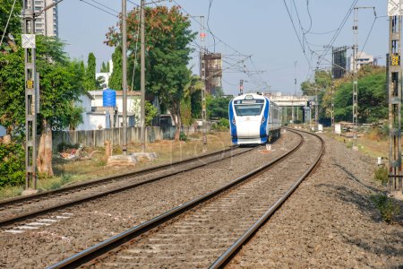 Téléchargez les photos : Pune, Inde - 09 avril 2023 : Le Solapur Mumbai Vande Bharat Express Train se dirigeant vers Mumbai, tourné à Hadapsar près de Pune Inde. - en image libre de droit