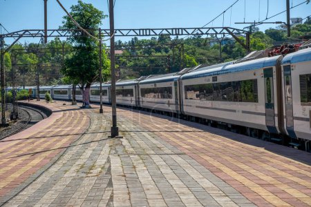 Téléchargez les photos : Khandala, Inde - 02 avril 2023 : Le Solapur Mumbai Vande Bharat Express se dirige vers Mumbai, à Khandala Inde. - en image libre de droit