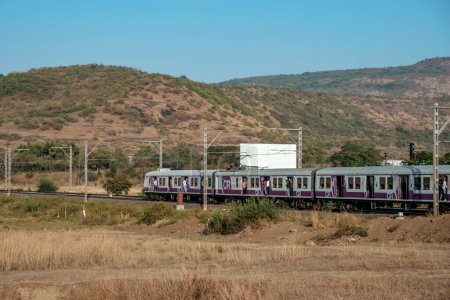 Téléchargez les photos : Pune, Inde - 26 mars 2023 : Un train de banlieue local sur la route de Pune à Lonavala, à Kamshet près de Pune Inde. - en image libre de droit