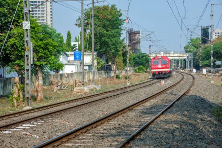 Téléchargez les photos : Pune, Inde - 06 mai 2023 : Un train local de banlieue sur la route de Pune à Daund, à Hadapsar près de Pune Inde. - en image libre de droit
