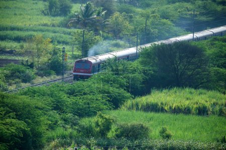 Foto de Pune, India - 14 de mayo de 2023: Un tren local de cercanías en la ruta de Pune a Daund, en Uruli, cerca de Pune India. - Imagen libre de derechos
