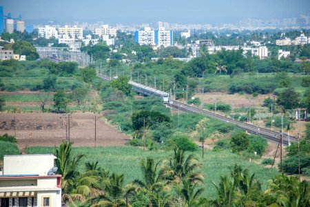 Téléchargez les photos : Pune, Inde - 14 mai 2023 : Le Solapur Mumbai Vande Bharat Express Train se dirigeant vers Mumbai, tourné à Uruli près de Pune Inde. - en image libre de droit