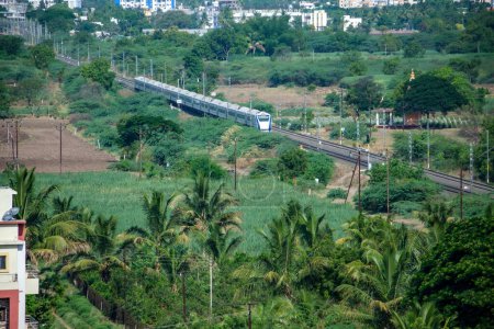 Téléchargez les photos : Pune, Inde - 14 mai 2023 : Le Solapur Mumbai Vande Bharat Express Train se dirigeant vers Mumbai, tourné à Uruli près de Pune Inde. - en image libre de droit