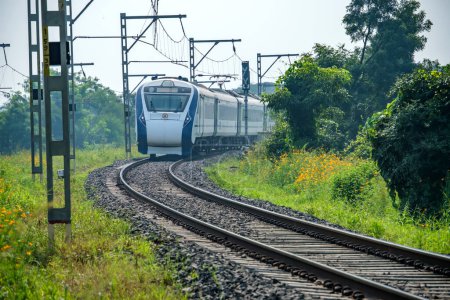 Téléchargez les photos : Pune, Inde - 08 octobre 2023 : Le Solapur Mumbai Vande Bharat Express Train en direction de Mumbai, près de Pune Inde. - en image libre de droit