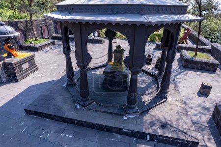 Téléchargez les photos : Pune, Inde - 10 octobre 2023 : Mémorial Tanaji Malusare Samadhi au fort Sinhagad, près de Pune Inde. - en image libre de droit