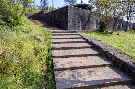 Téléchargez les photos : Pune, Inde - 10 octobre 2023 : Mémorial Tanaji Malusare Samadhi au fort Sinhagad, près de Pune Inde. - en image libre de droit