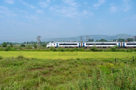Téléchargez les photos : Pune, Inde - 14 octobre 2023 : Le Solapur Mumbai Vande Bharat Express se dirige vers Mumbai après la fin de la saison de mousson à Kamshet près de Pune Inde. - en image libre de droit