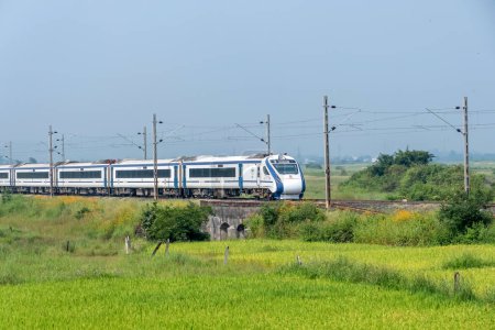 Téléchargez les photos : Pune, Inde - 14 octobre 2023 : Le Solapur Mumbai Vande Bharat Express se dirige vers Mumbai après la fin de la saison de mousson à Kamshet près de Pune Inde. - en image libre de droit