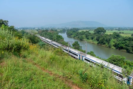 Téléchargez les photos : Pune, Inde - 15 octobre 2023 : Le Solapur Mumbai Vande Bharat Express se dirige vers Mumbai après la fin de la saison de mousson à Kamshet près de Pune Inde. - en image libre de droit