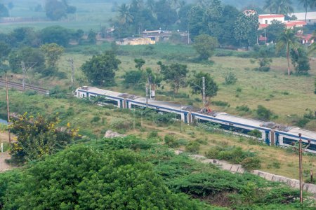 Téléchargez les photos : Pune, Inde - 22 octobre 2023 : Le train Solapur Mumbai Vande Bharat Express se dirige vers Mumbai, près de Pune Inde. - en image libre de droit