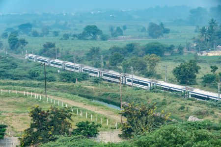 Téléchargez les photos : Pune, Inde - 22 octobre 2023 : Le train Solapur Mumbai Vande Bharat Express se dirige vers Mumbai, près de Pune Inde. - en image libre de droit