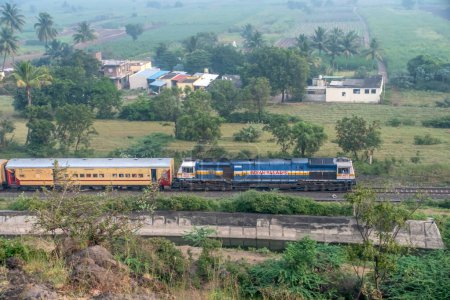 Téléchargez les photos : Pune, Inde - 22 octobre 2023 : Une locomotive diesel WDP4B transporte un train de voyageurs près de Pune Inde. - en image libre de droit