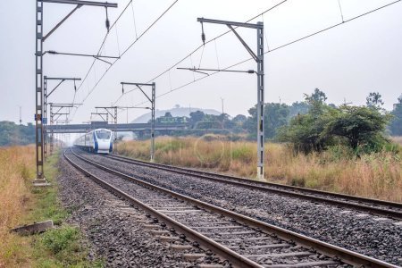 Téléchargez les photos : Pune, Inde - 05 novembre 2023 : Le Solapur Mumbai Vande Bharat Express Train se dirigeant vers Mumbai, près de Pune Inde. - en image libre de droit