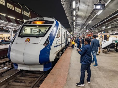Téléchargez les photos : Pune, Inde - 26 novembre 2023 : Le Mumbai à Solapur Vande Bharat Express à la gare de Pune, Pune Inde. - en image libre de droit