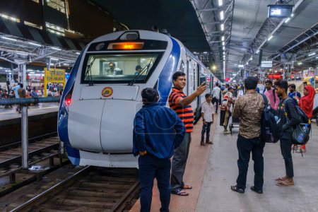 Téléchargez les photos : Pune, Inde - 26 novembre 2023 : Le Mumbai à Solapur Vande Bharat Express à la gare de Pune, Pune Inde. - en image libre de droit