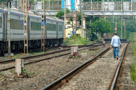 Téléchargez les photos : Pune, Inde - 26 novembre 2023 : Le train Solapur Mumbai Vande Bharat Express se dirige vers Mumbai, près de Pune Inde. - en image libre de droit