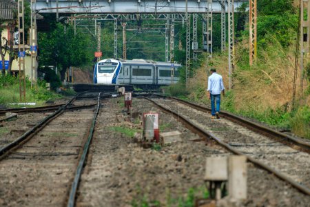 Téléchargez les photos : Pune, Inde - 26 novembre 2023 : Le train Solapur Mumbai Vande Bharat Express se dirige vers Mumbai, près de Pune Inde. - en image libre de droit