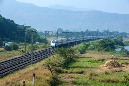 Téléchargez les photos : Pune, Inde - 03 décembre 2023 : Le Mumbai à Solapur Vande Bharat Express près de Pune Inde. - en image libre de droit