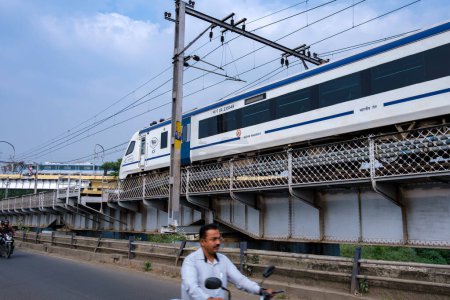 Téléchargez les photos : Pune, Inde - 02 décembre 2023 : Le Mumbai à Solapur Vande Bharat Express à Pune Inde. - en image libre de droit