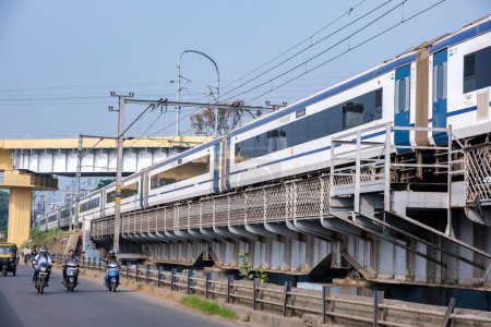 Téléchargez les photos : Pune, Inde - 02 décembre 2023 : Le Mumbai à Solapur Vande Bharat Express à Pune Inde. - en image libre de droit