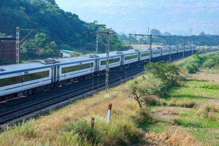 Téléchargez les photos : Pune, Inde - 03 décembre 2023 : Le Mumbai à Solapur Vande Bharat Express près de Pune Inde. - en image libre de droit