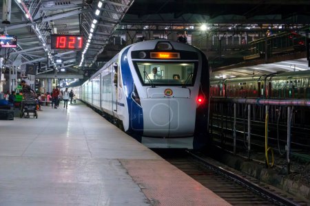 Téléchargez les photos : Pune, Inde - 07 janvier 2024 : Le Mumbai à Solapur Vande Bharat Express à la gare de Pune, Pune Inde. - en image libre de droit