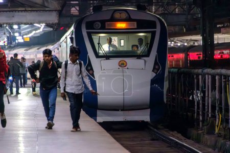 Téléchargez les photos : Pune, Inde - 07 janvier 2024 : Le Mumbai à Solapur Vande Bharat Express à la gare de Pune, Pune Inde. - en image libre de droit