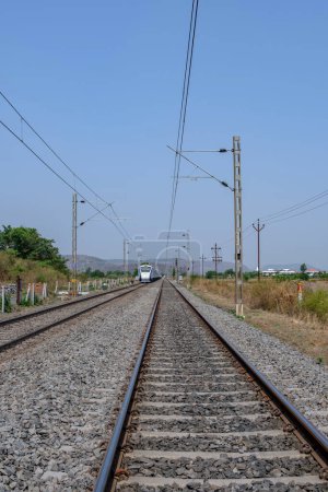 Téléchargez les photos : Pune, Inde - 19 mai 2024 : Le Solapur Mumbai Vande Bharat Express Train se dirigeant vers Mumbai, près de Pune Inde. - en image libre de droit