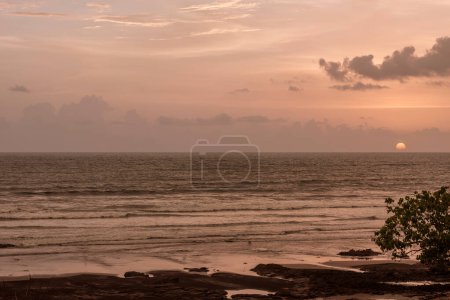 Szene bei Sonnenuntergang am Ladghar Strand Dapoli, 200 km von Pune an der Westküste von Maharashtra Indien.