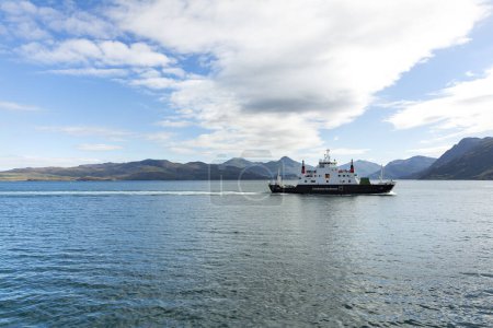 Foto de MALLAIG, SCOTLAND 2022, 17 de agosto: El mar de las Hébridas. Fotografía tomada desde el ferry que conecta Mallaig con la Isla de Skye - Imagen libre de derechos