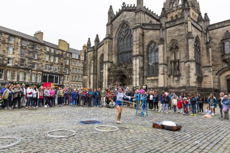 Foto de EDIMBURGO, SCOTLAND 2022, 22 de agosto: Street artist performs in front of St Giles 'Cathedral - Imagen libre de derechos