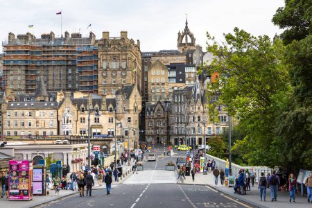 Foto de EDIMBURGO, SCOTLAND 2022, 21 de agosto: Vistas a la calle Edimburgo, casco antiguo. Gente caminando por la carretera. Festival Internacional de Edimburgo - Imagen libre de derechos