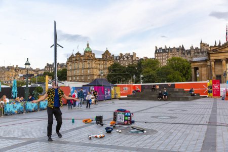 Foto de EDIMBURGO, SCOTLAND 2022, 21 de agosto: artista callejero actúa en una plaza de Edimburgo - Imagen libre de derechos