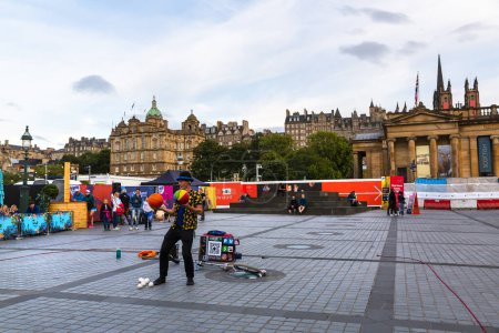 Foto de EDIMBURGO, SCOTLAND 2022, 21 de agosto: artista callejero actúa en una plaza de Edimburgo - Imagen libre de derechos