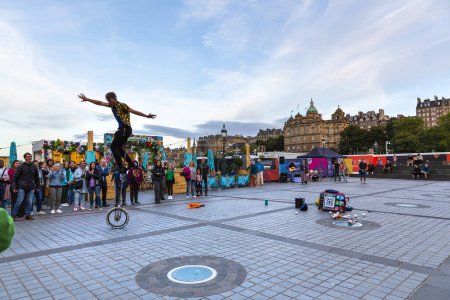 Photo for EDINBURGH, SCOTLAND 2022, August 21: street artist performs in an Edinburgh square - Royalty Free Image
