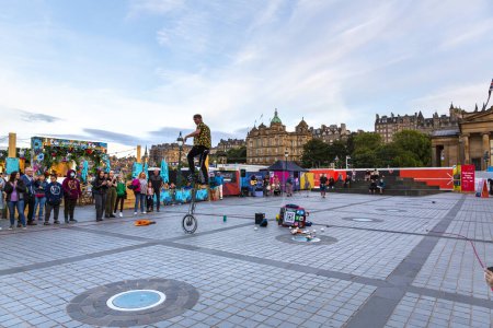 Téléchargez les photos : EDINBURGH, ÉCOSSE 2022, 21 août : un artiste de rue se produit sur une place d'Édimbourg - en image libre de droit