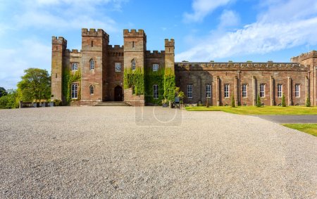 Foto de A panoramic view of the magnificent Scone Palace, historic building and attraction in the village of Scone and the city of Perth, Scotland - Imagen libre de derechos