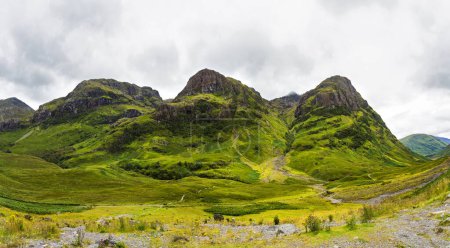 Foto de Beautiful views of the Three Sisters mountains in Scotland Glencoe Valley one of the most fascinating places in Scotland - Imagen libre de derechos