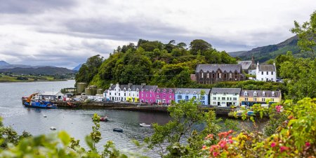 Hermosa vista de Portree, en la Isla de Skye, Escocia