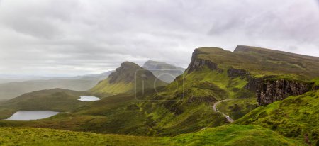 Foto de Hermosa imagen del espectacular paisaje del Quiraing en la Isla de Skye en verano, Escocia - Imagen libre de derechos