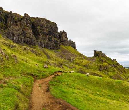 Foto de Hermosa imagen del espectacular paisaje del Quiraing en la Isla de Skye en verano, Escocia - Imagen libre de derechos
