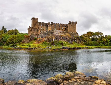 Téléchargez les photos : Dunvegan Castle est un château situé à Dunvegan, une petite ville d'Écosse, sur l'île de Skye - en image libre de droit