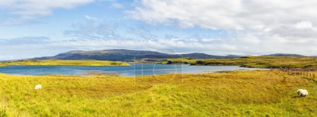 Téléchargez les photos : Breathtaking scenery as you travel the streets of the Isle of Skye, Scotland - en image libre de droit
