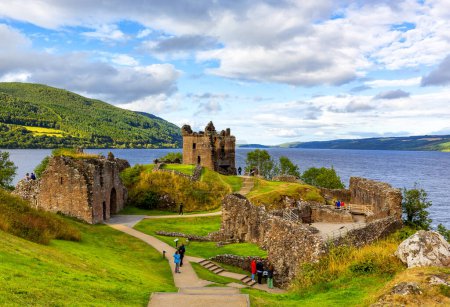 Téléchargez les photos : Ruines du château d'Urquhart le long du Loch Ness, Écosse, Grande-Bretagne - en image libre de droit